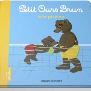 PETIT OURS BRUN A LA PISCINE