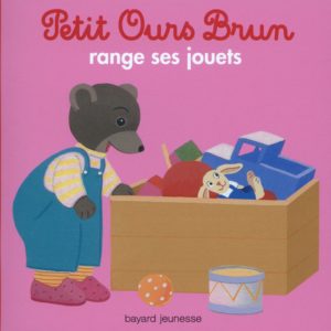 PETIT OURS BRUN RANGE SES JOUETS